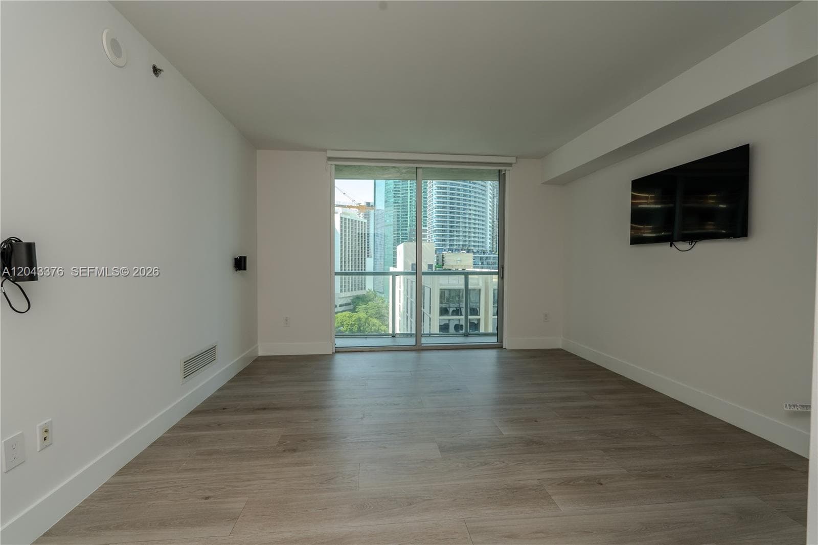500 Brickell Ave 1407 photo 4