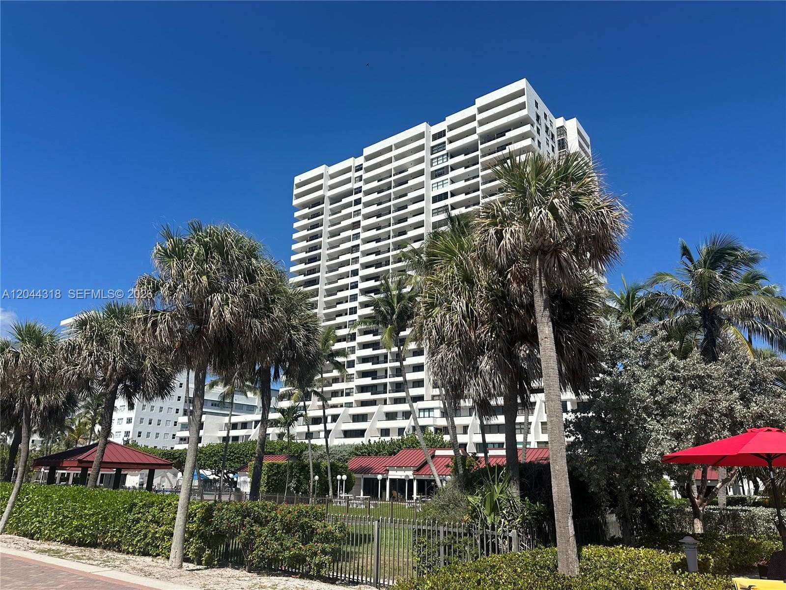 2555 Collins Ave 2006 photo 23