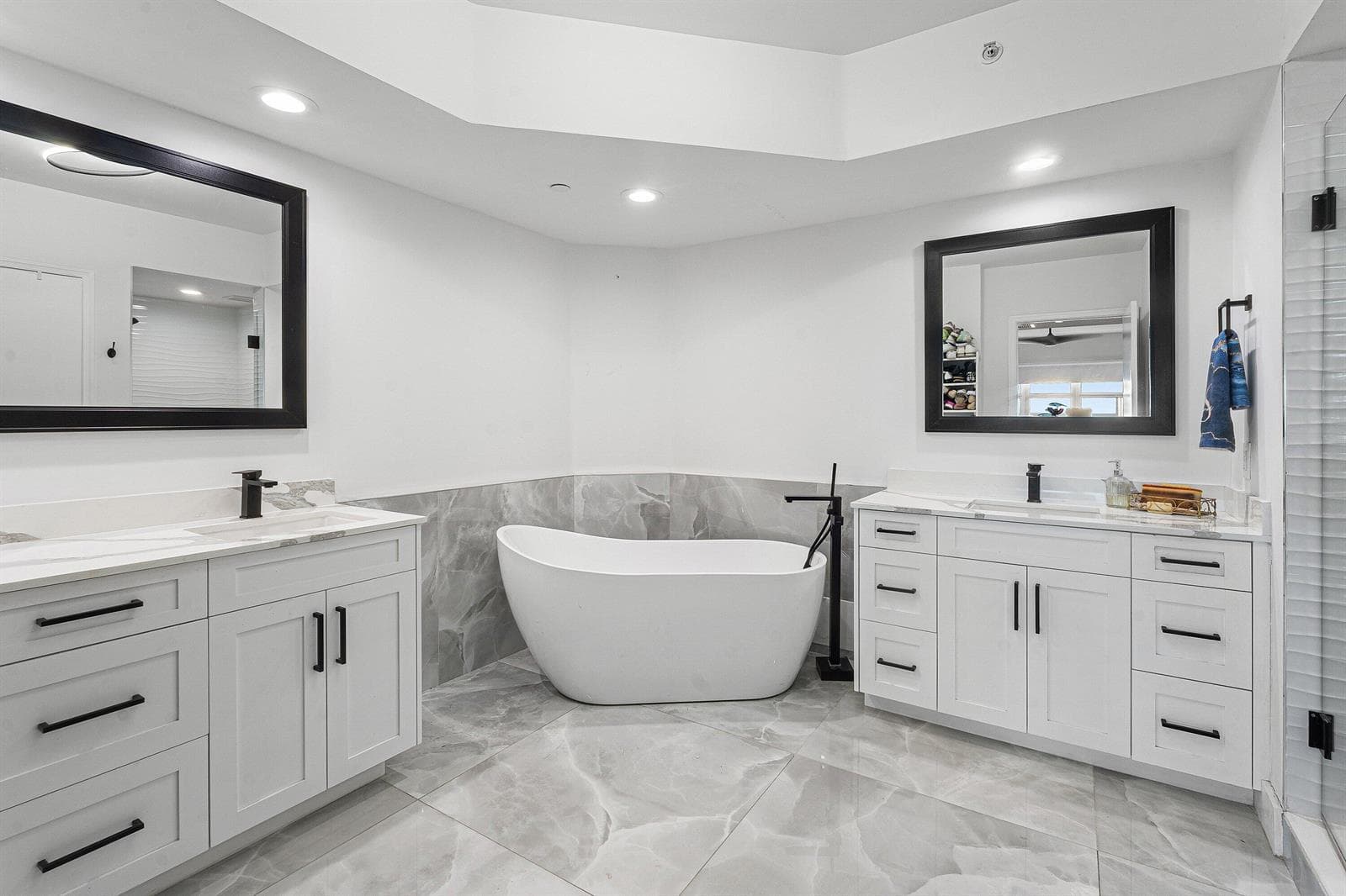 2640 Lake Shore Drive 2112 photo 16