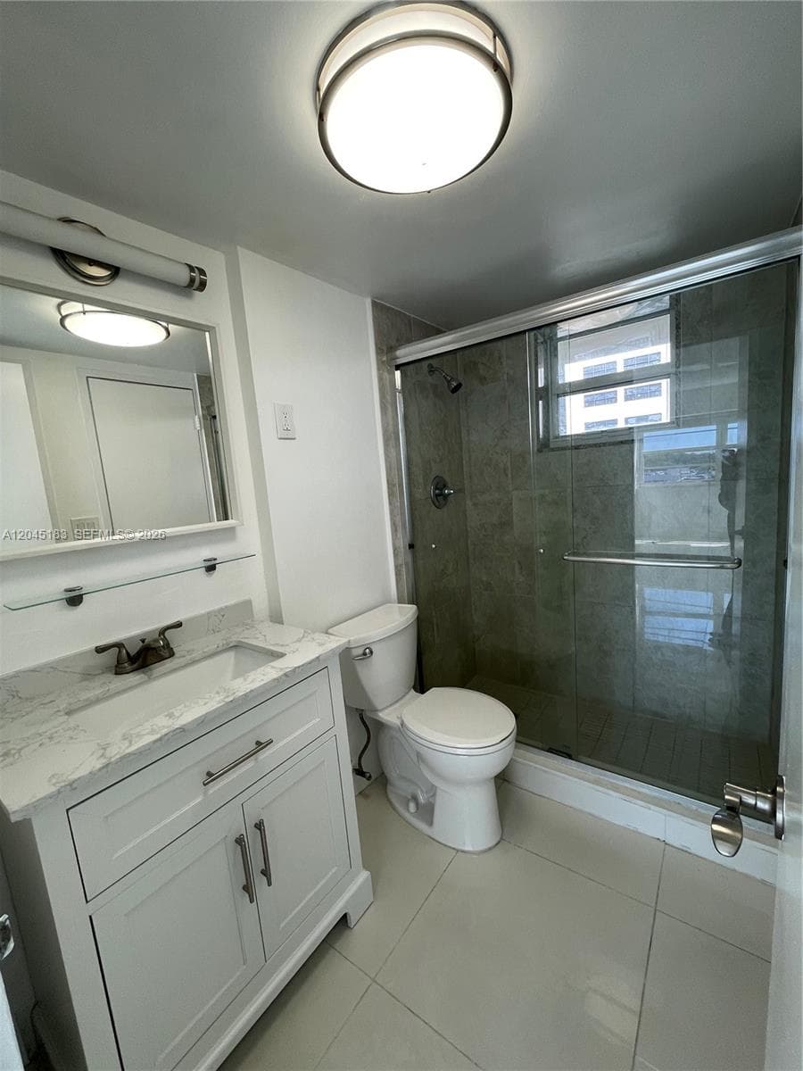 220 Kings Point Dr 502 photo 8