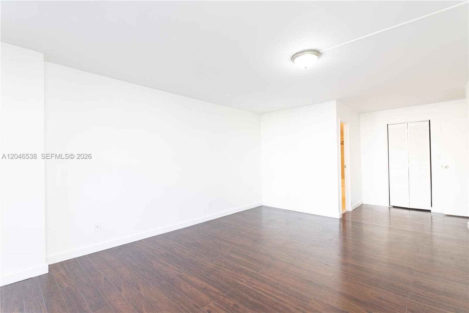 1000 Parkview Dr 302 photo 6