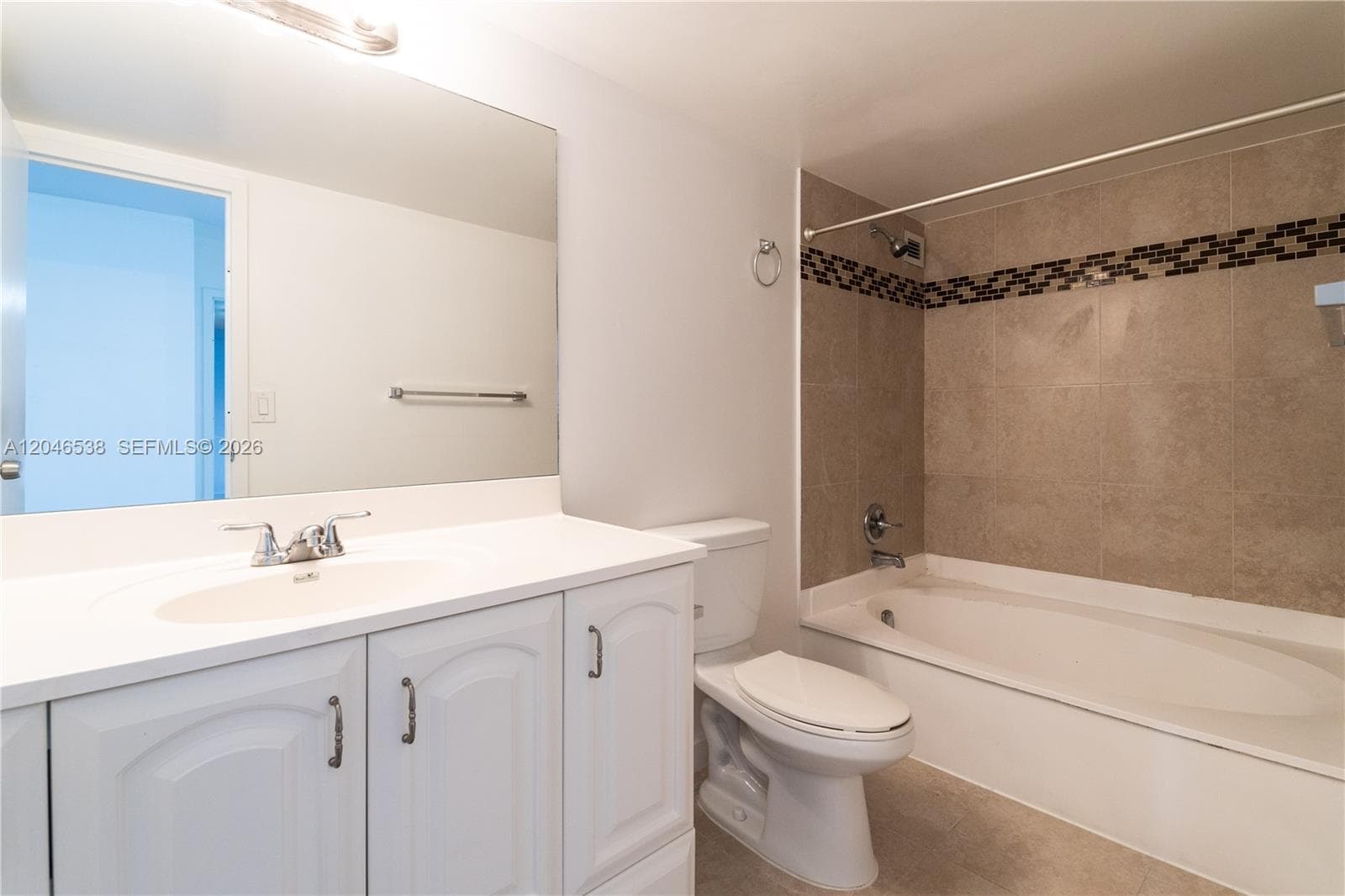 1000 Parkview Dr 302 photo 7