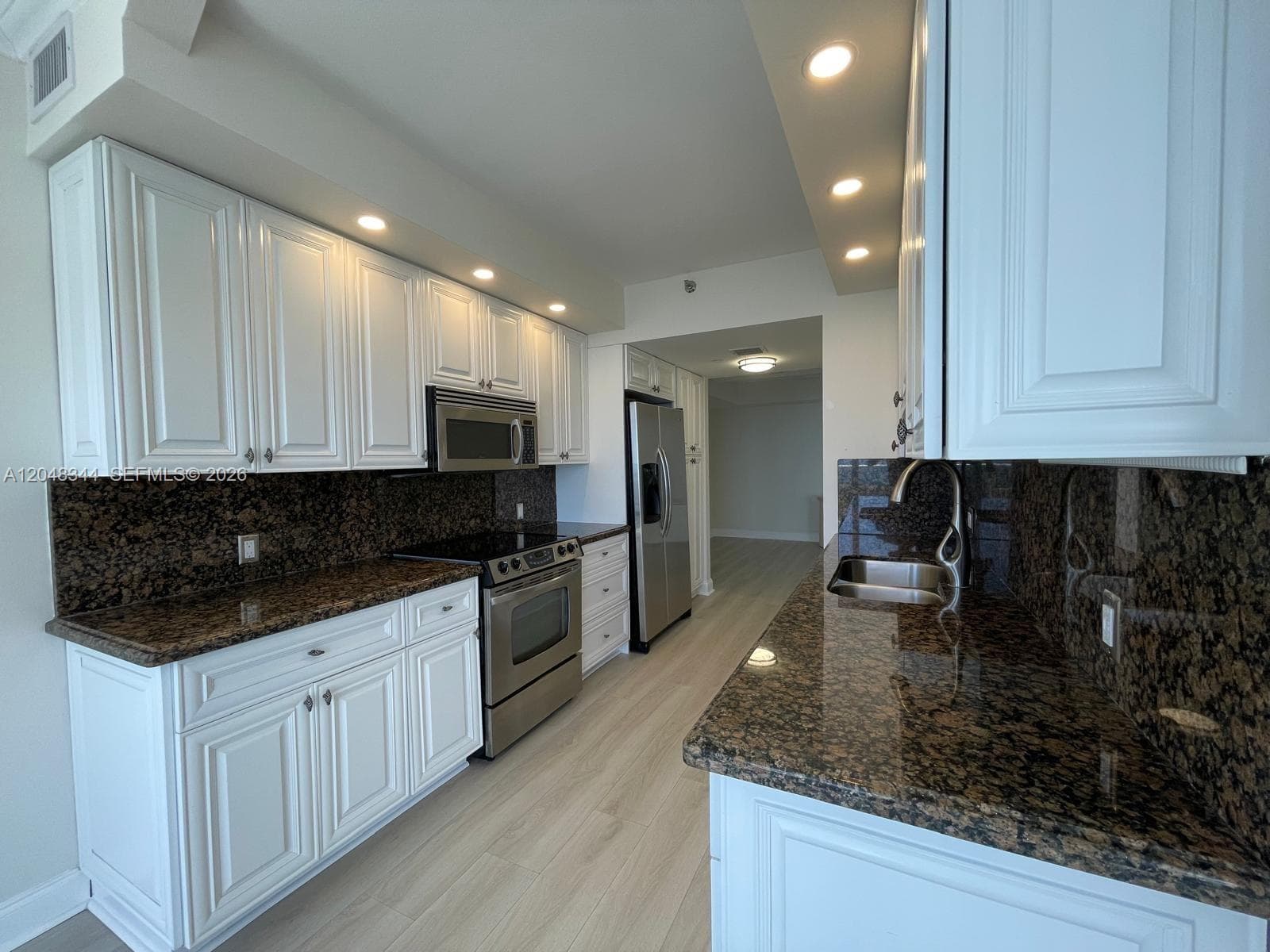 20281 E Country Club Dr 2104 photo 12