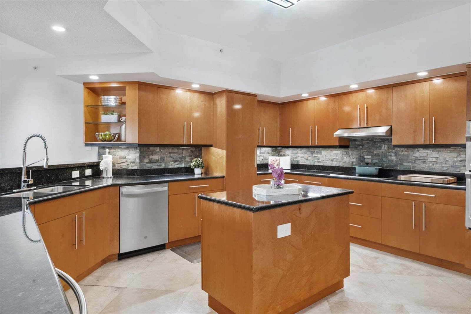 615 Bayshore Drive 603 photo 16