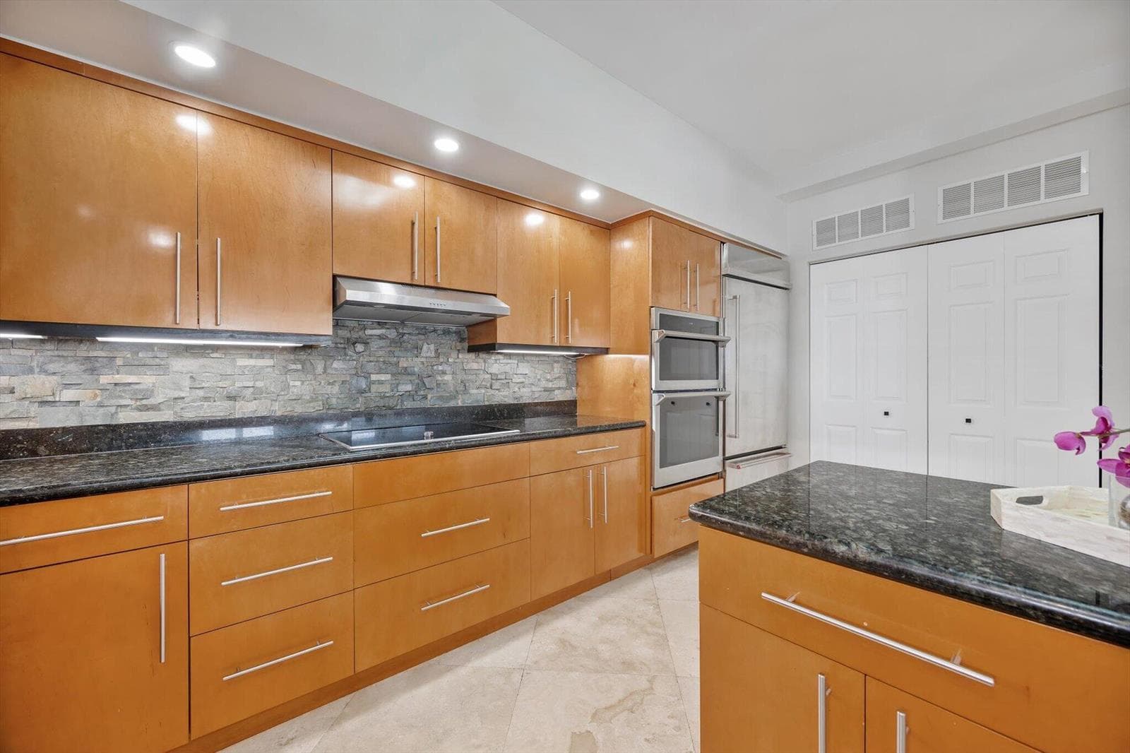 615 Bayshore Drive 603 photo 19