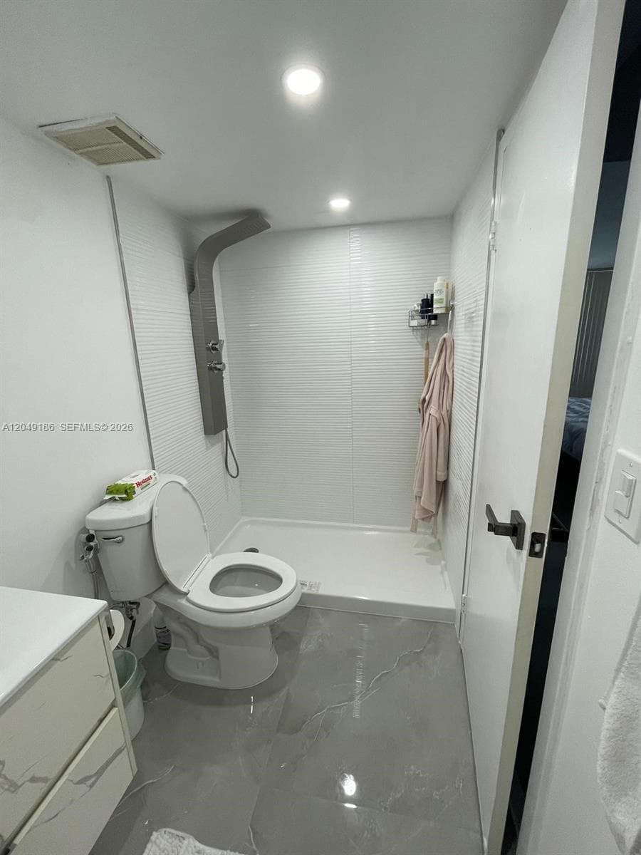 7601 E Treasure Dr 1017 photo 3