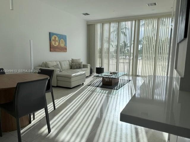 881 Ocean Dr L2 photo 2