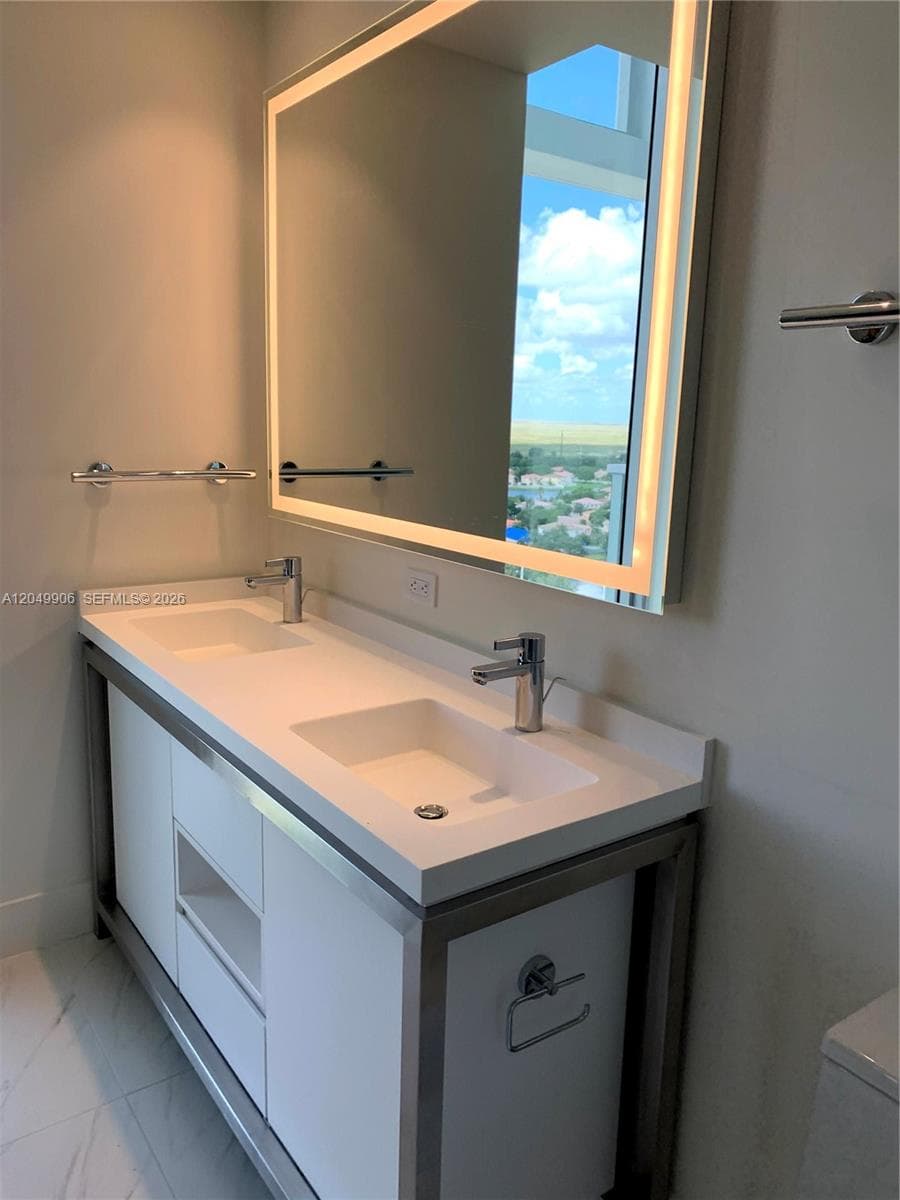 2000 W Metropica Way 1603 photo 14