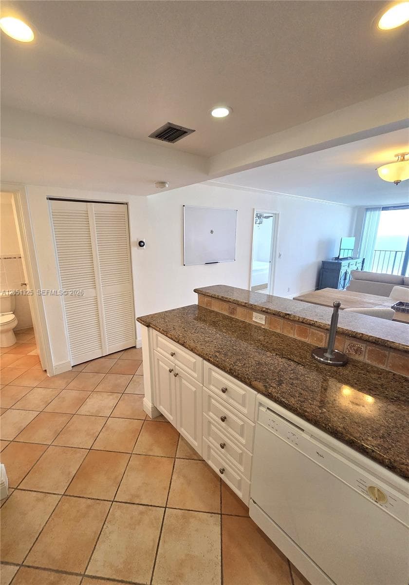 2625 Collins Ave 1506 photo 3