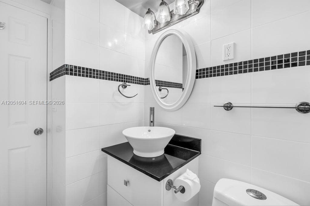 220 Kings Point Dr 314 photo 21
