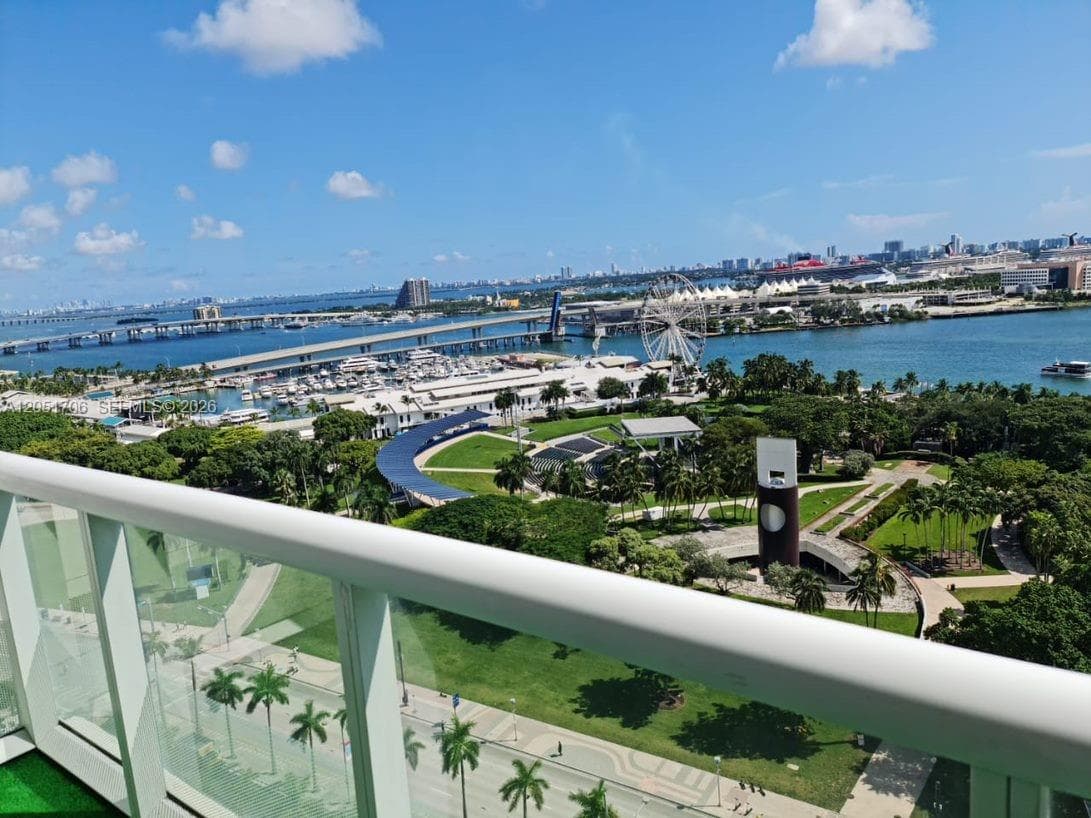 50 Biscayne Blvd 2810 photo 4