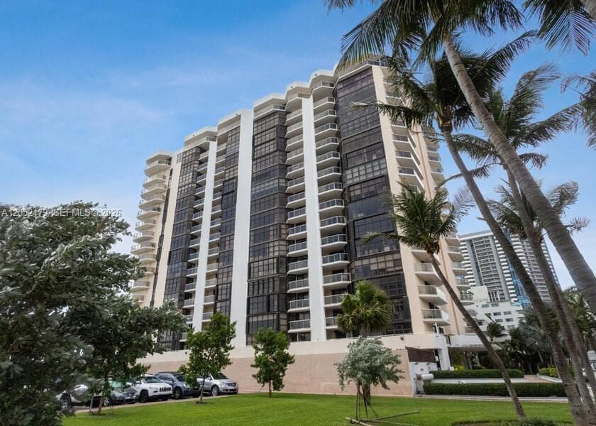 6423 Collins Ave 809 photo 2