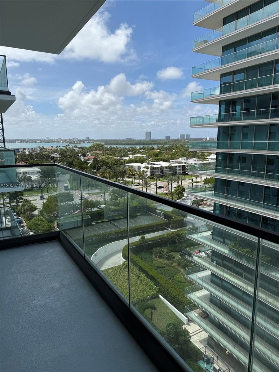 10185 Collins Ave 1220 photo 3