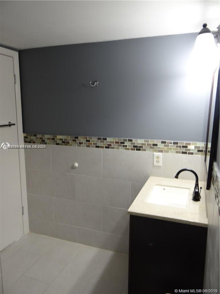 2741 Taft St 206 photo 12
