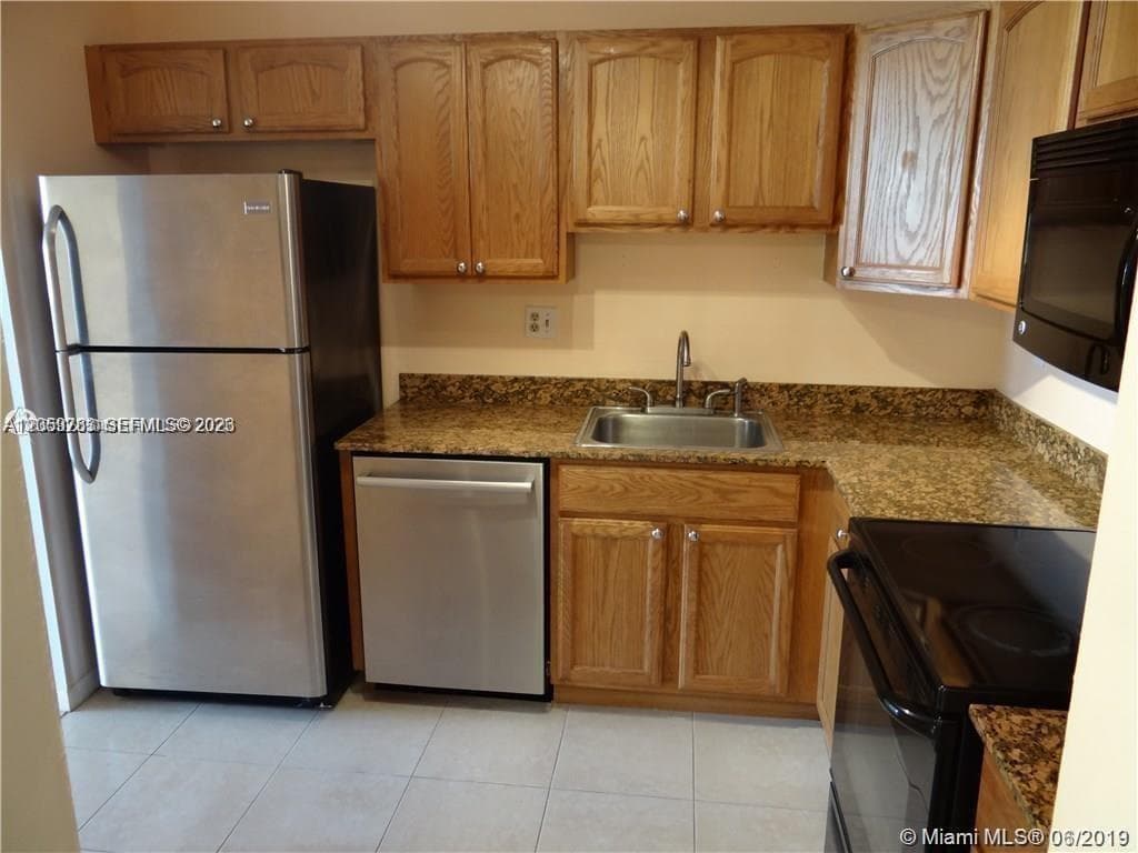 2741 Taft St 206 photo 3