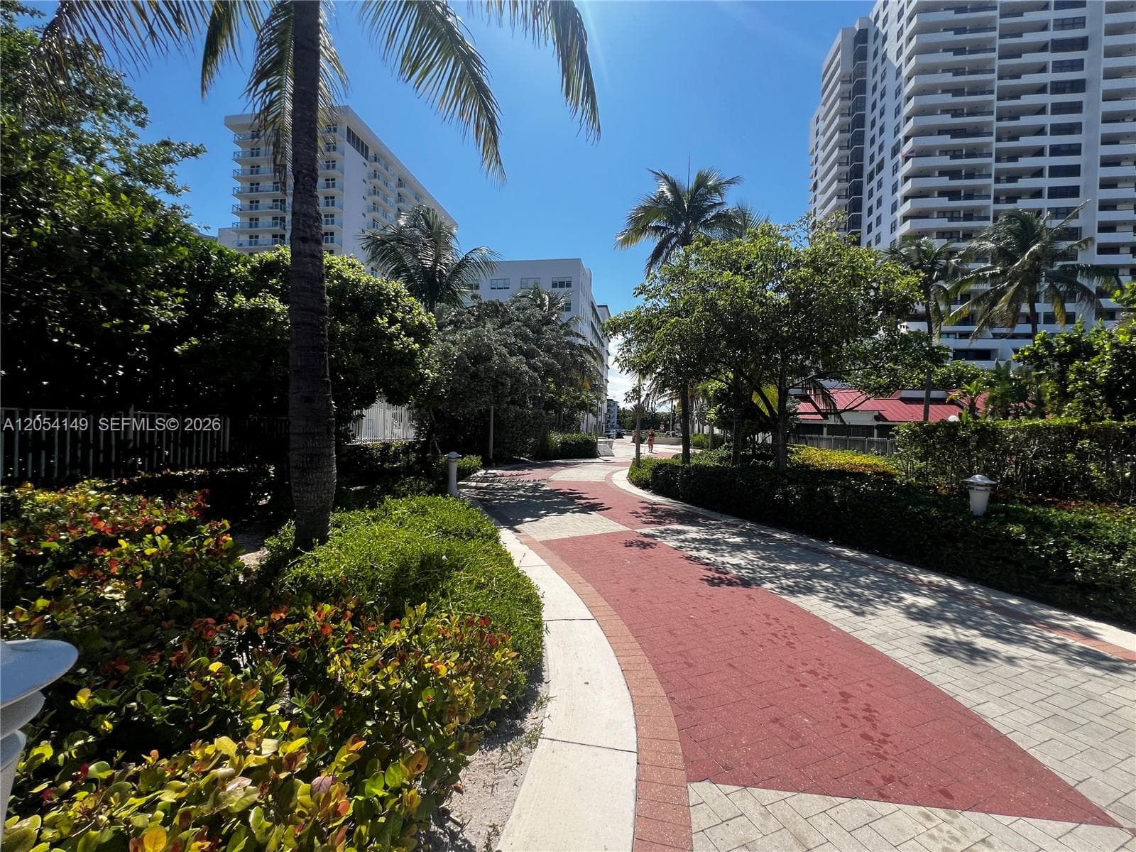 2457 Collins Ave 402 photo 2
