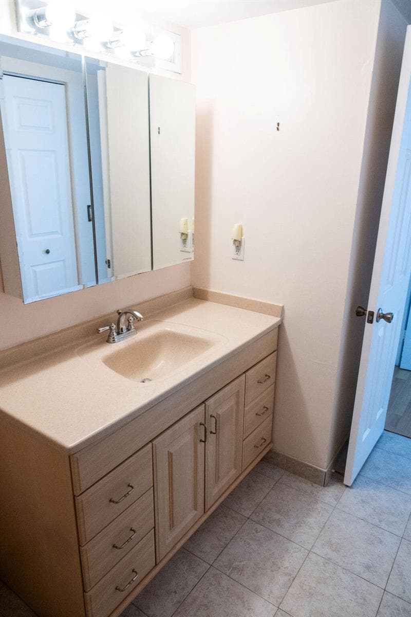 200 LESLIE Drive 819 photo 13