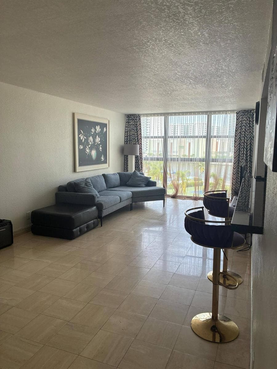 400 LESLIE Drive 502 photo 13