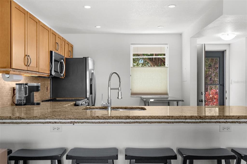 600 SUTTON PLACE 101B photo 12
