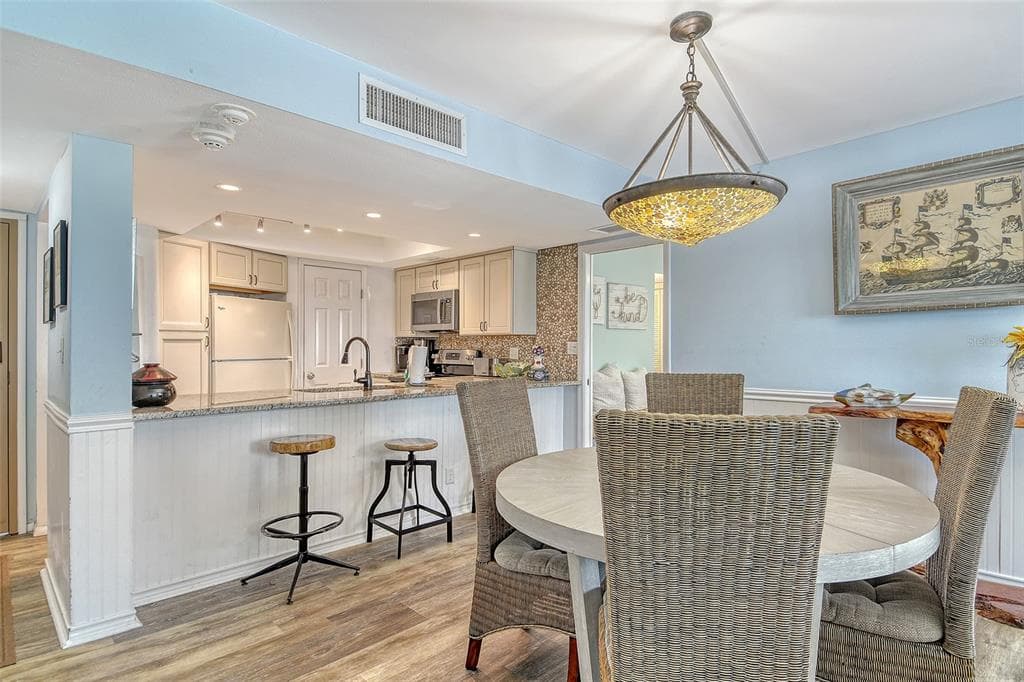 5920 MIDNIGHT PASS ROAD 406 photo 21