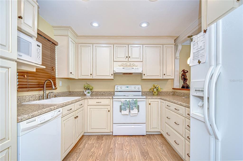 340 PINELLAS BAYWAY S 304 photo 9