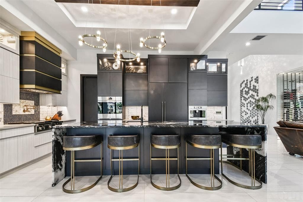 206 6TH STREET E photo 9
