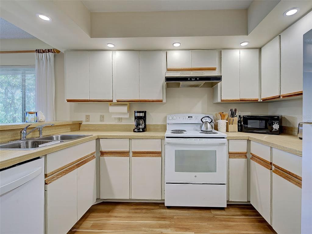 220 SOUTHAMPTON DRIVE 325 photo 22