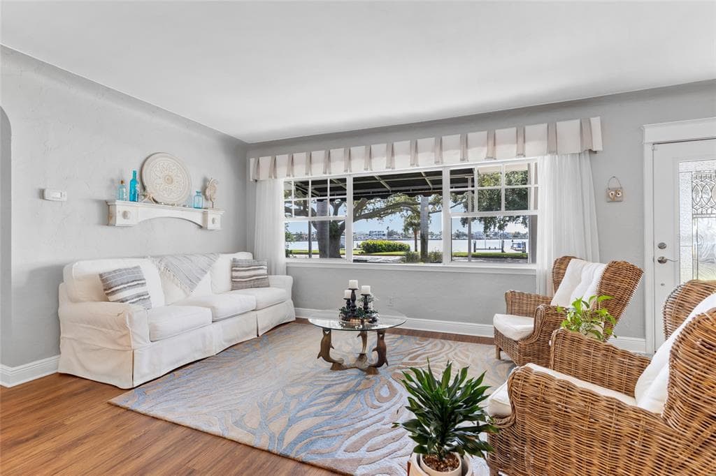 311 SUNSET DRIVE N photo 8