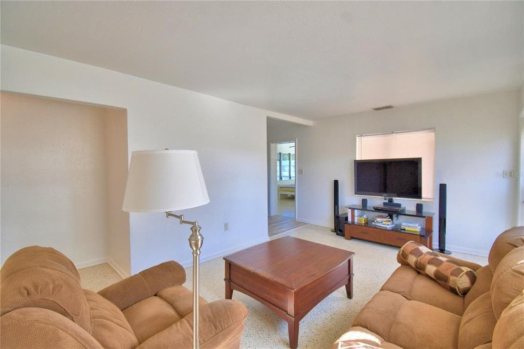 105 MAXCY LANE photo 8