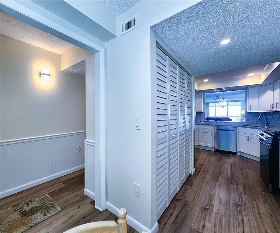 6060 SHORE BOULEVARD S 903 photo 18
