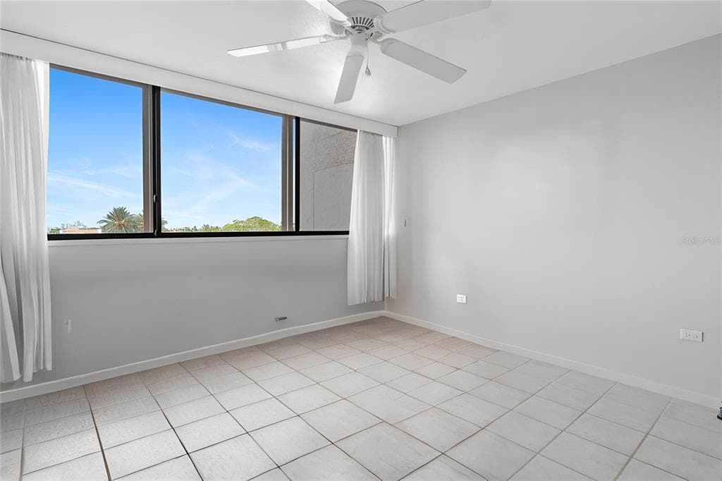 500 TREASURE ISLAND CAUSEWAY 406 photo 21