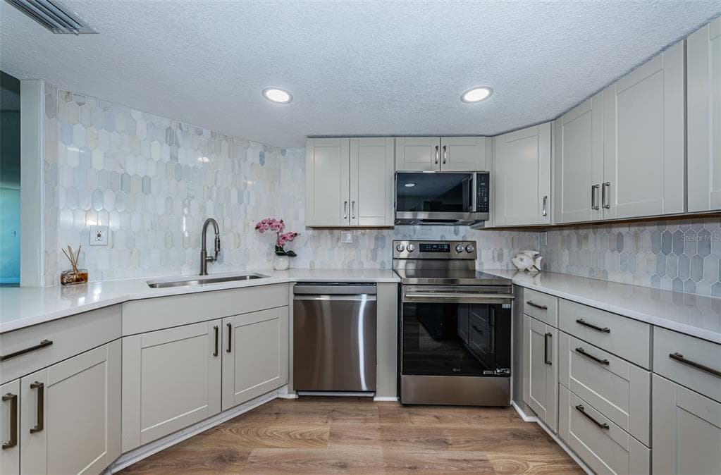 7400 SUN ISLAND DRIVE S 806 photo 23