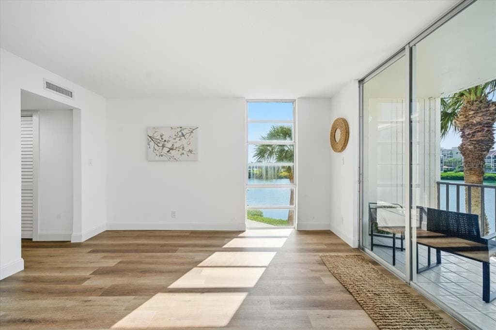 7400 SUN ISLAND DRIVE S 202 photo 8
