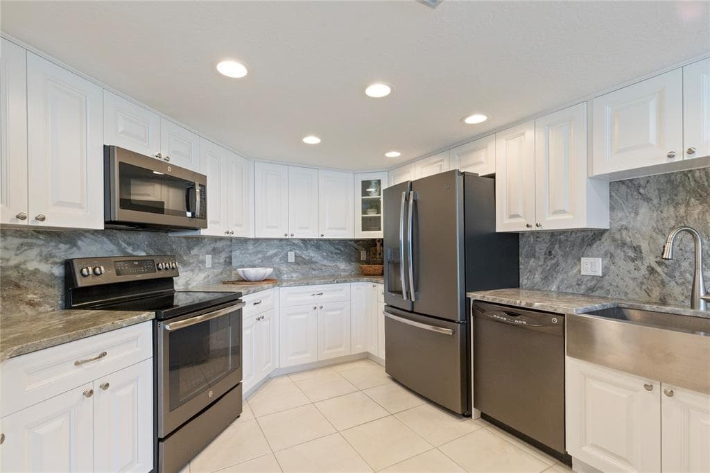 736 ISLAND WAY 406 photo 24