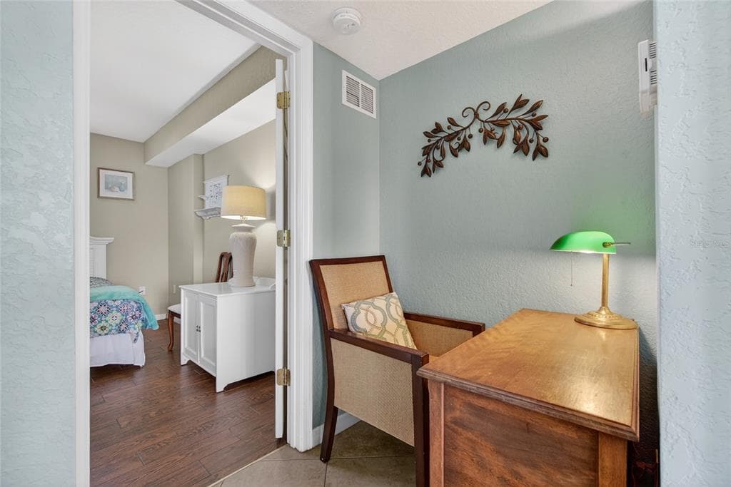 445 HAMDEN DRIVE 405 photo 17