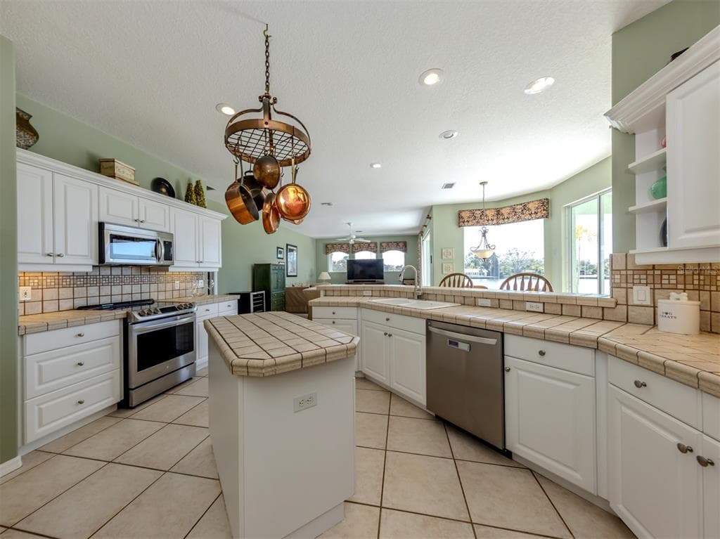 853 HILLCREST DRIVE photo 7