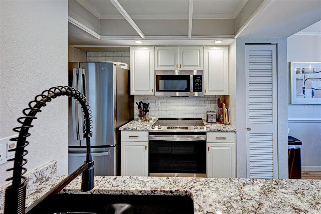 902 GIBBS ROAD 285 photo 23