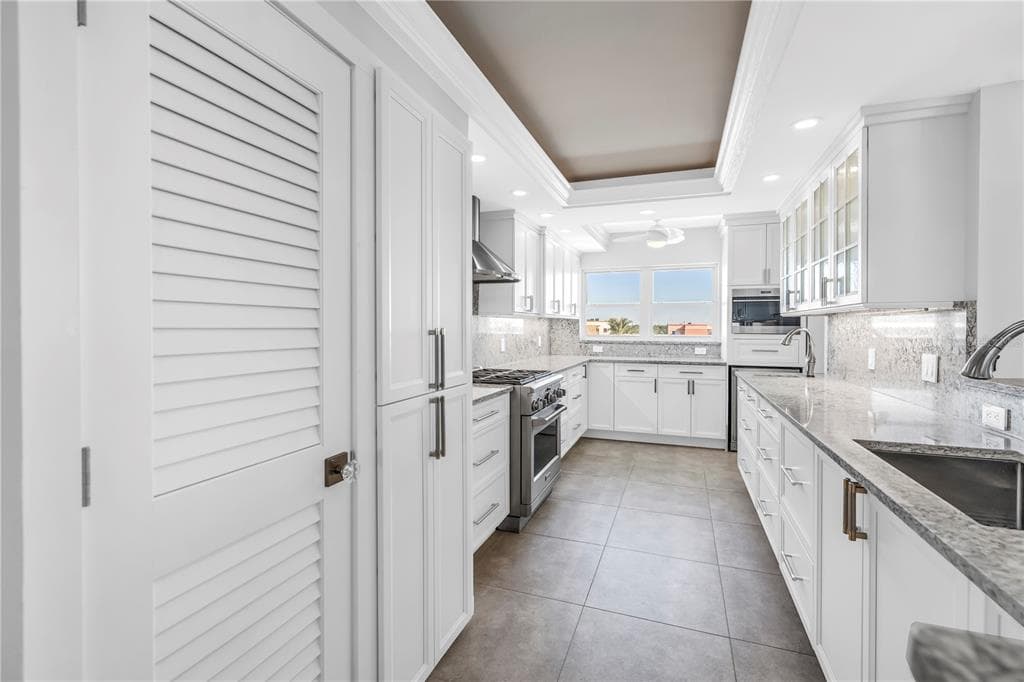 6020 SHORE BOULEVARD S 712 photo 13