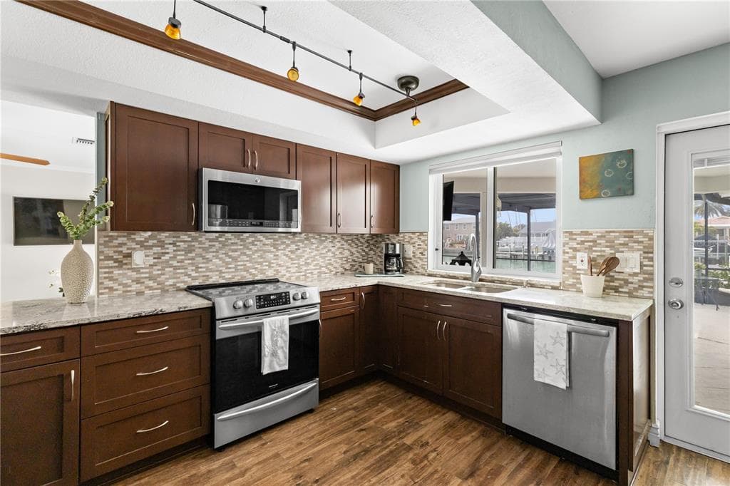 404 4TH AVENUE N photo 8