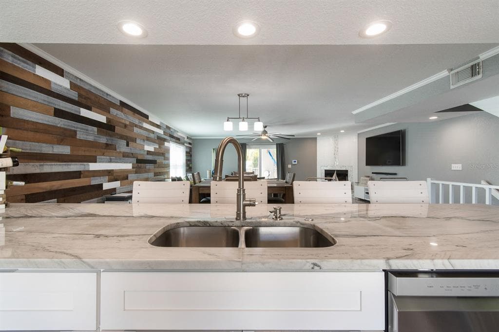 1117 PINELLAS BAYWAY S 301 photo 14