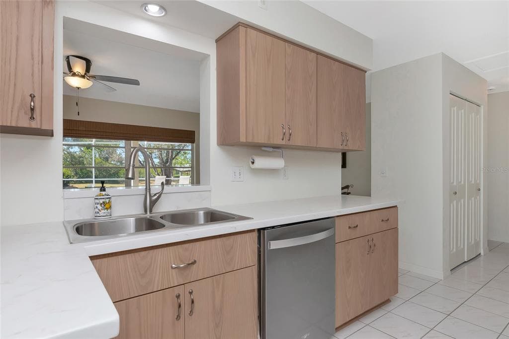 950 OXFORD DRIVE photo 10