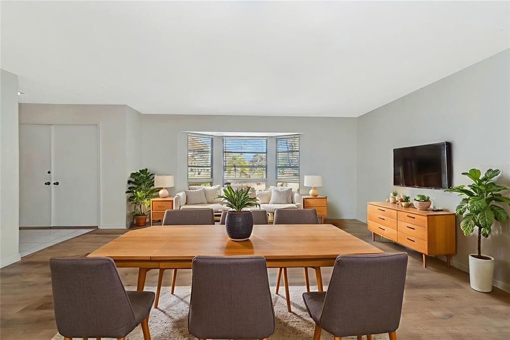 950 OXFORD DRIVE photo 15