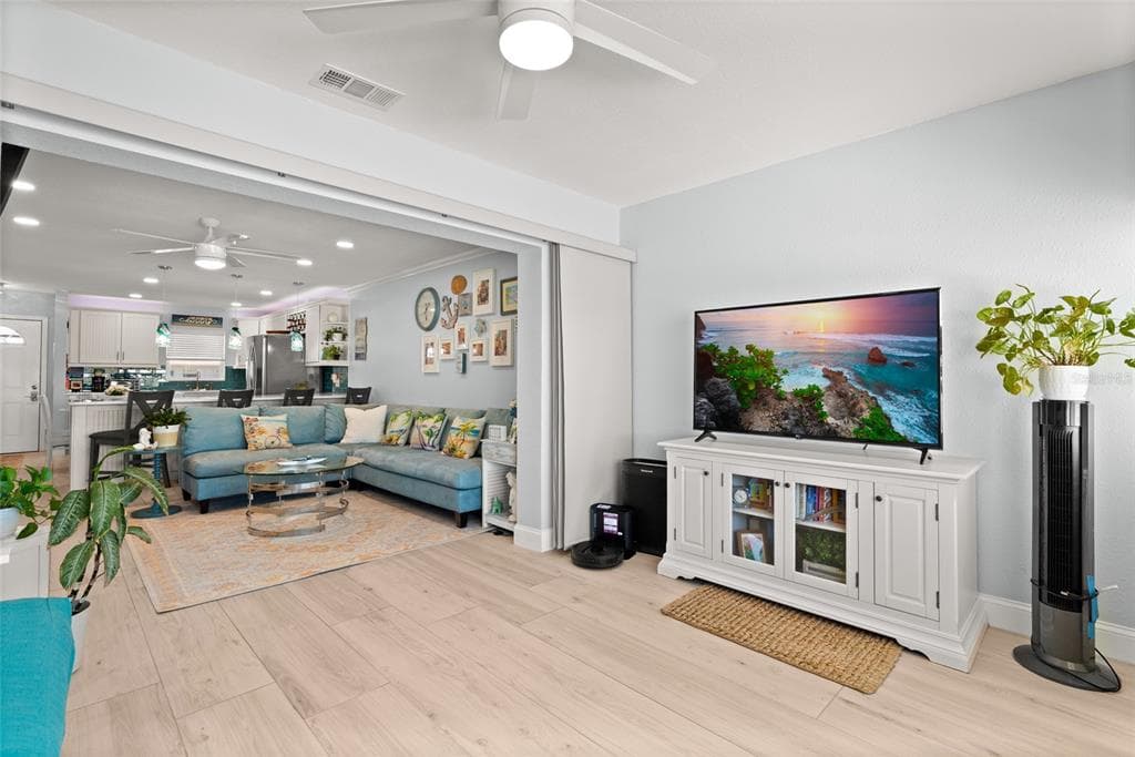 1898 SHORE DRIVE S 319 photo 6