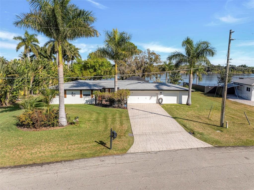 14526 RIVERSIDE DRIVE photo 2
