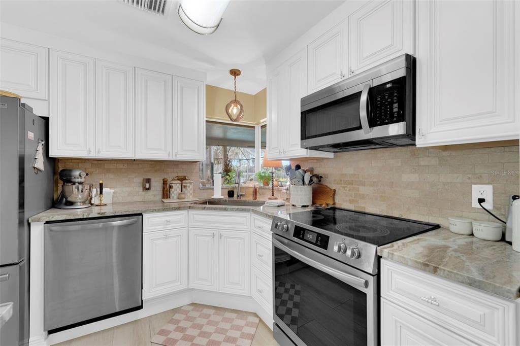 14526 RIVERSIDE DRIVE photo 25