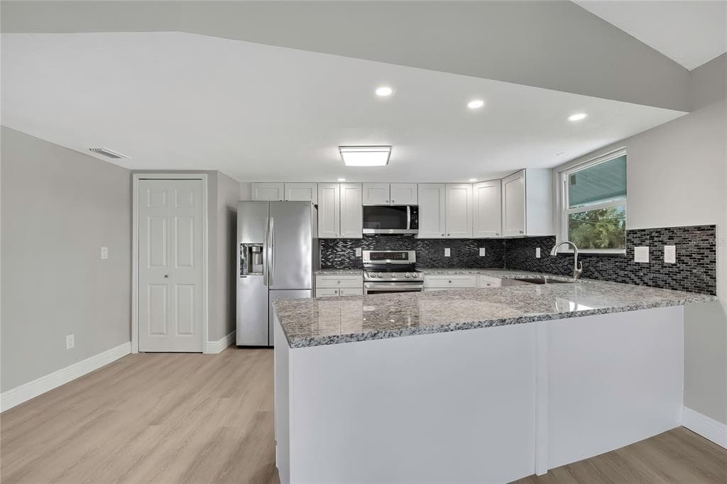 6703 SEAVIEW BOULEVARD photo 13