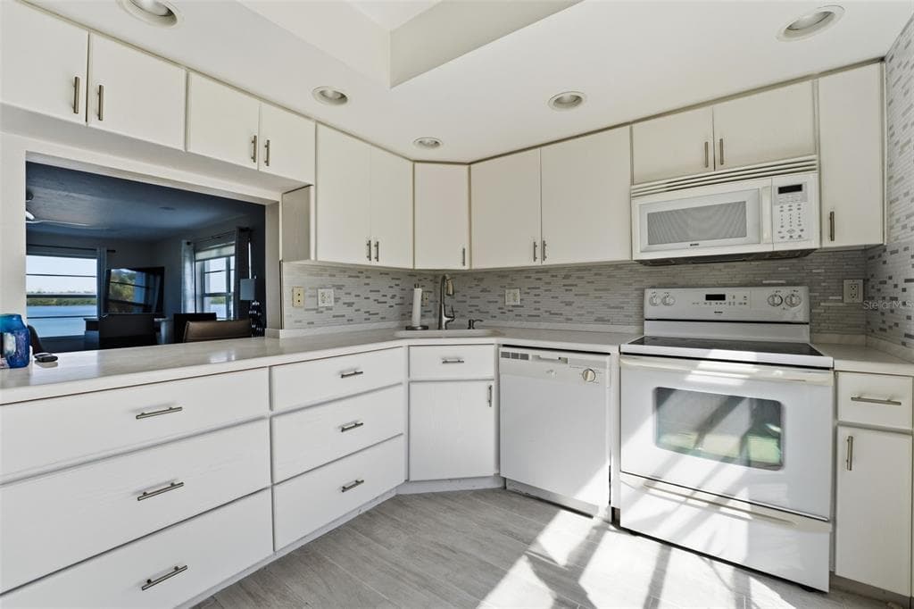 4440 EXETER DRIVE 106 photo 4