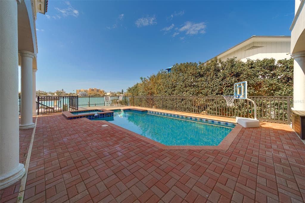 824 ISLAND WAY photo 23