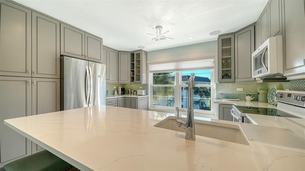 4440 EXETER DRIVE 301 photo 9