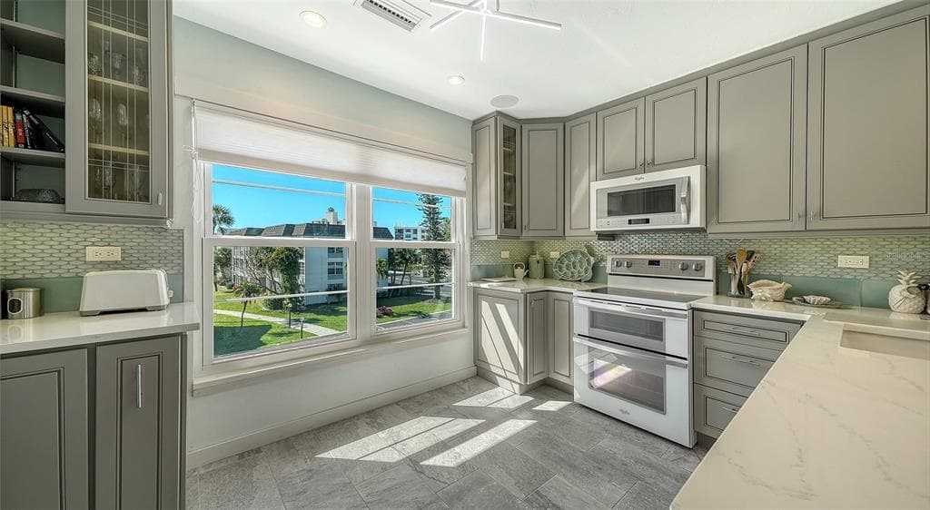 4440 EXETER DRIVE 301 photo 10